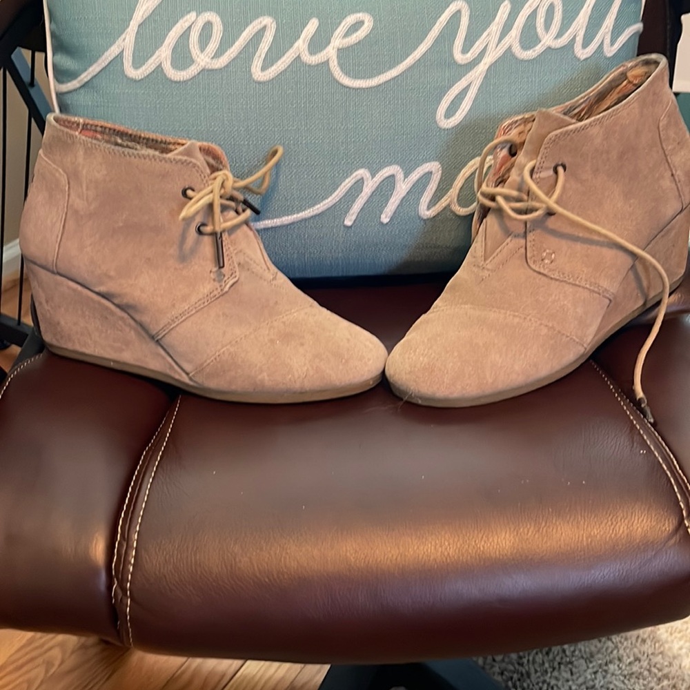 Tom’s boots